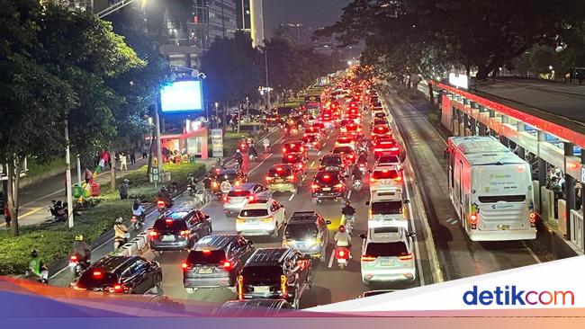 Jalan Sudirman Macet Jelang Laga Timnas Vs China di GBK Malam Ini