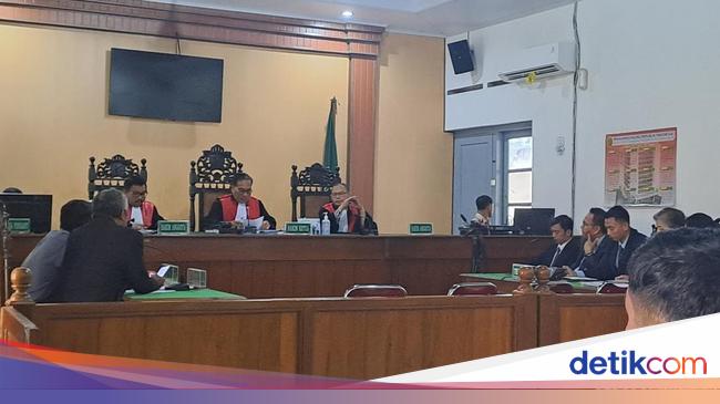 Permohonan Intervensi Teman SMA Jokowi di Gugatan Ijazah Ditolak Hakim