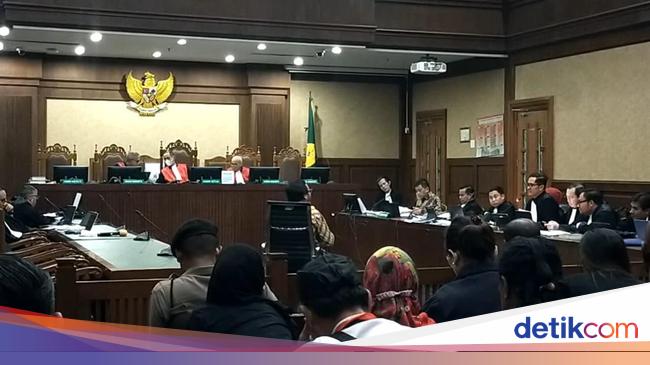 Kubu Hasto Bawa-bawa Negeri Antah Berantah dan Konoha di Sidang