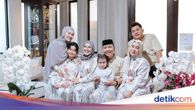 Sakit, Ibunda Ayu Ting Ting Nyaris Gak Salat Idul Adha