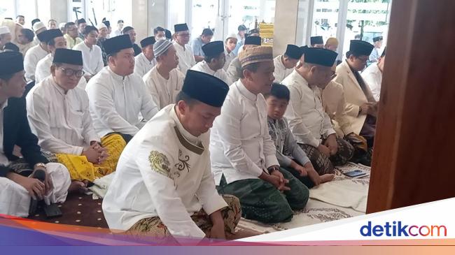 Bahlil Salat Idul Adha Bareng Keluarga di Masjid Ainul Hikmah Golkar