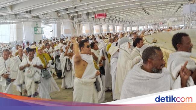 Foto-foto Jemaah Haji Lempar 'Setan' di Jamarat Hari Ini