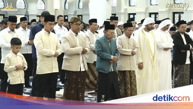 Gibran Salat Idul Adha di Solo: Ketemu Kiai yang Ngawal Saya dari Wali Kota