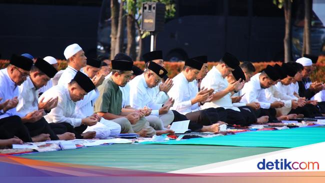 Momen Khidmat Salat Idul Adha di Mabes Polri Diimami Ustaz Muammar