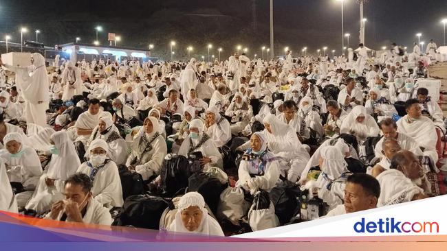 Potret Jemaah Haji Penuhi Muzdalifah untuk Mabit