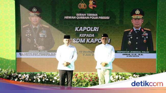 Kapolri Serahkan 9.648 Hewan Kurban untuk Masyarakat