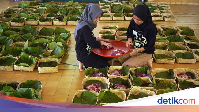 Kurban Bebas Plastik, Warga Jogja Pakai Daun Jati dan Besek
