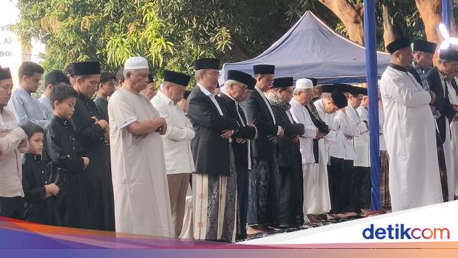 Anies-Jimly Asshiddiqie Tunaikan Salat Idul Adha di Masjid Al Azhar Jaksel