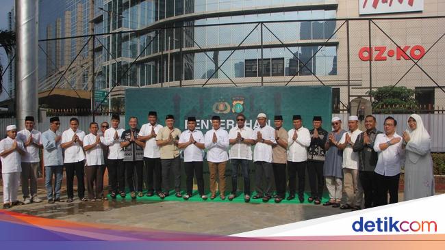 Polda Metro Jaya Salurkan 135 Hewan Kurban Idul Adha ke Masyarakat