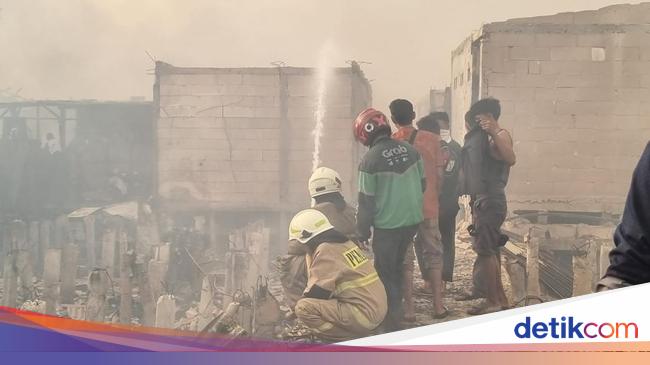 Ada Beda Keterangan soal Sumber Api Hanguskan Ratusan Rumah di Penjaringan