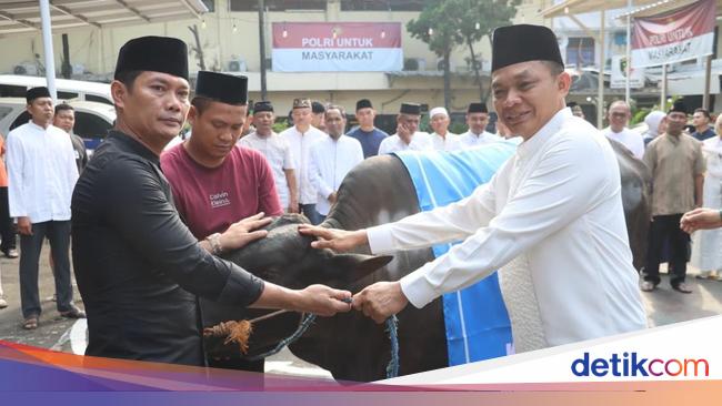 Polres Depok Sembelih Kurban 9 Sapi-19 Kambing, Daging Dibagikan ke Warga