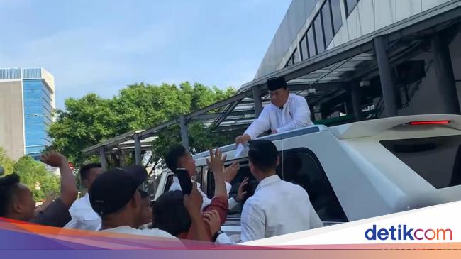 Prabowo Bagi-bagi Amplop ke Warga Sekitar Istiqlal Usai Salat Idul Adha