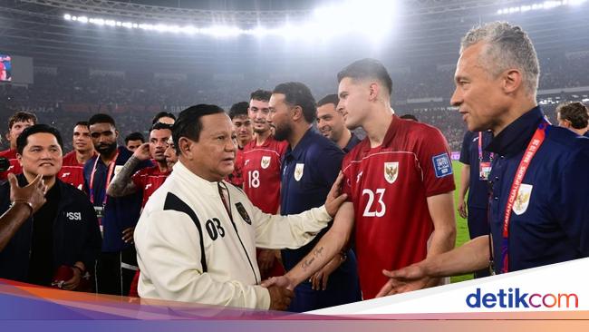 Prabowo Salami Pemain Timnas di Lapangan Usai Indonesia Menang Lawan China