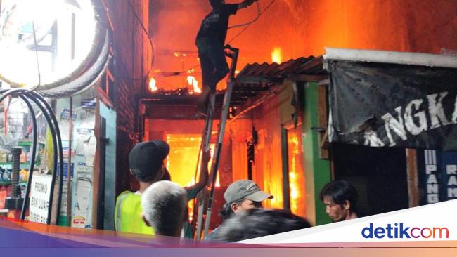 Ribut dengan Istri, Pria Mabuk di Jaksel Nekat Bakar Rumah Sendiri