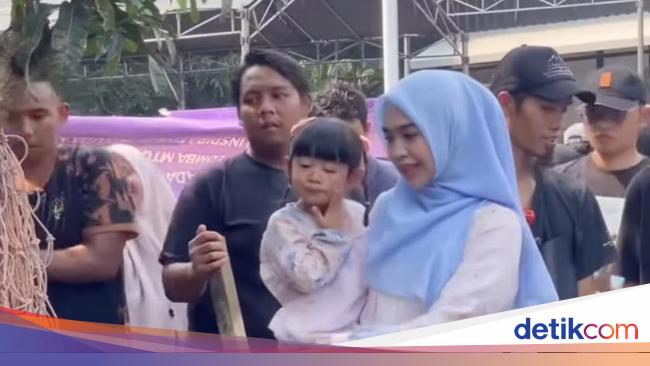 Siapkan Bekal di Akhirat, Ria Ricis Kurban 5 Sapi dan 20 Kambing