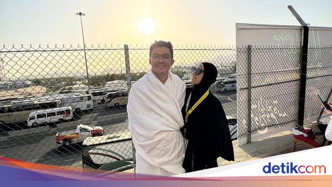 Tya Ariestya Berbagi Tangan Suami dengan Nenek 71 Tahun saat Lempar Jumrah