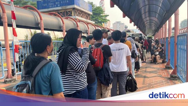 Warga Harap Tata Kelola Jalur Antrean Transjabodetabek di Blok M Diperbaiki