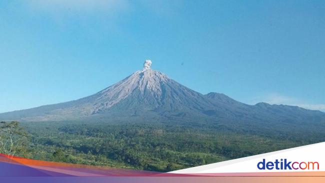 Gunung Semeru 5 Kali Erupsi Sabtu Pagi, Tinggi Letusan hingga 900 M