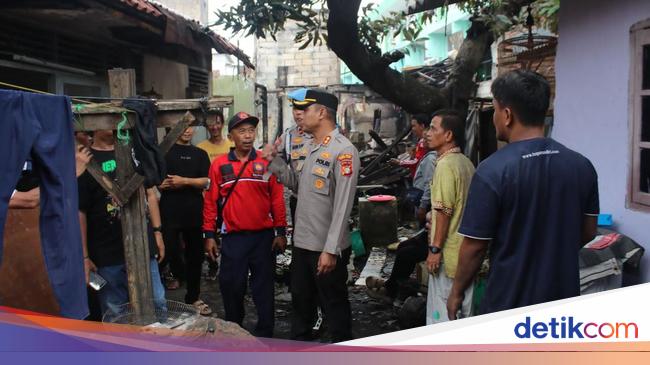 Polisi Beri Bantuan dan Trauma Healing ke Korban Kebakaran di Krukut Jakbar