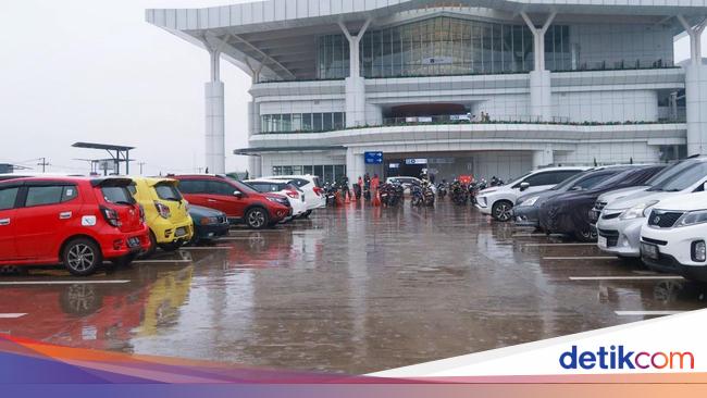 Daftar Biaya Parkir Mobil &amp; Motor di Stasiun Kereta Cepat