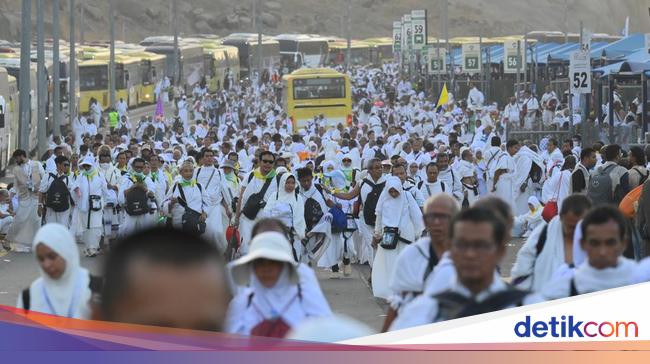 Macet Parah, Ribuan Jemaah Haji Pilih Jalan Kaki ke Mina