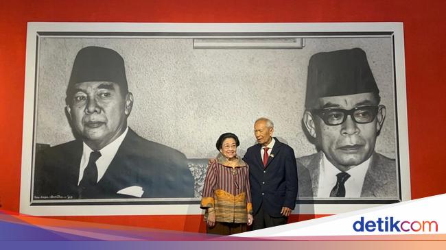 Momen Megawati Didampingi Guntur Soekarnoputra Susuri Pameran Foto