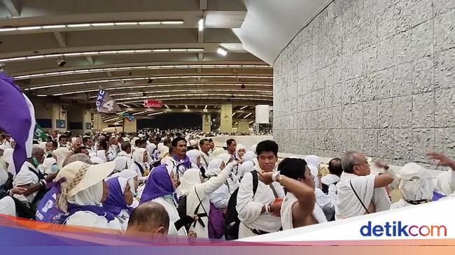 Petugas-Syarikah Siapkan Mobil Golf untuk Evakuasi Jemaah RI Nyasar di Mina