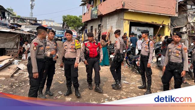 Polda Metro Bantu Pengamanan-Pengawalan Bantuan Korban Kebakaran Penjaringan