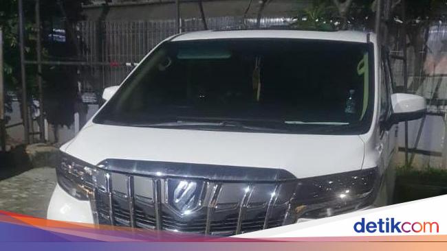2 Pria di Bekasi Gelapkan Mobil Rental, Alphard-Fortuner Digadaikan Murah