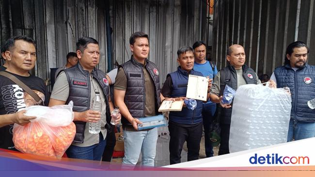 Polisi Gerebek Gudang Miras Oplosan di Bogor, 160 Jeriken Ciu Disita