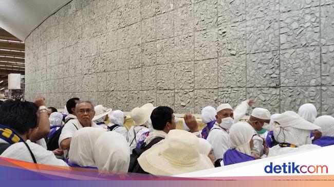 Lempar Jumrah Bisa Diwakilkan, Jemaah Haji Lansia Diminta Tak Paksakan Diri