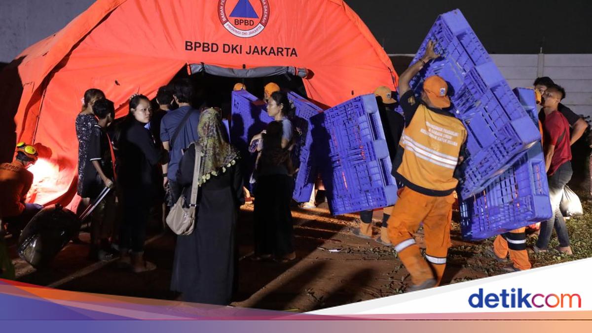 Api Lalap Ratusan Rumah Semipermanen di Penjaringan, 2.000 Warga Mengungsi