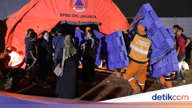 Api Lalap Ratusan Rumah Semi Permanen di Penjaringan, 2 Ribu Warga Mengungsi