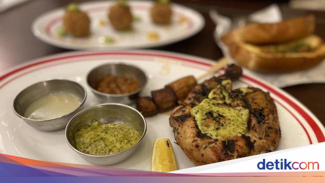 Viral di Gading Serpong! Ayam Afrika Gurih Disajikan dengan Pisang Bakar