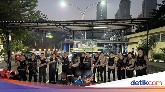 Polisi Tangkap 4 Remaja Hendak Tawuran di Jakpus, Sita 5 Celurit hingga Golok