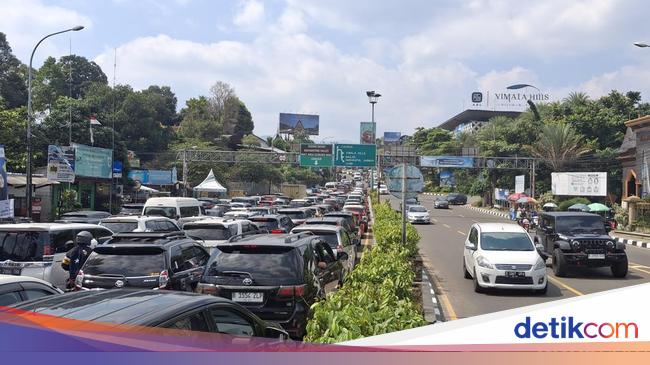 Lalin Arah Puncak Bogor Padat, Kendaraan Mengular di Simpang Gadog