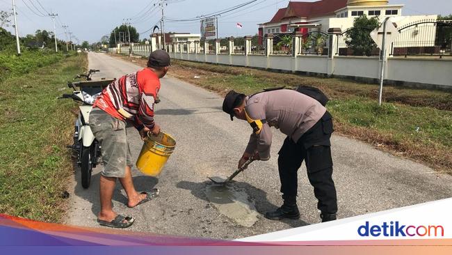 Sigap! Polisi Turun Perbaiki Jalan Berlubang di Meranti Riau