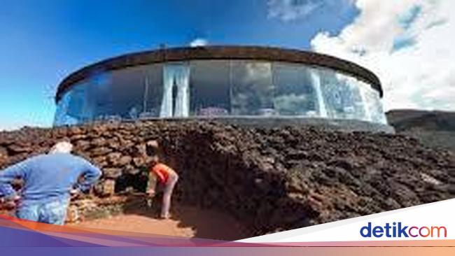 Ngeri! Restoran Ini Berdiri Tepat di Atas Gunung Berapi