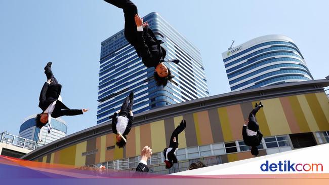 Gaya Unik Cheerleader Jepang, Tampilkan Aksi Akrobatik di Balik Jas Kantoran
