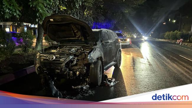 Mobil Tabrak Motor Terjatuh di Jalan hingga Terbakar di Bogor