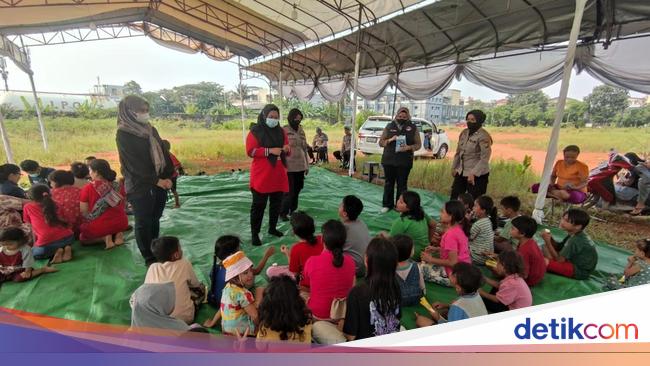 Polwan Polres Jakut Beri Trauma Healing Korban Kebakaran Penjaringan