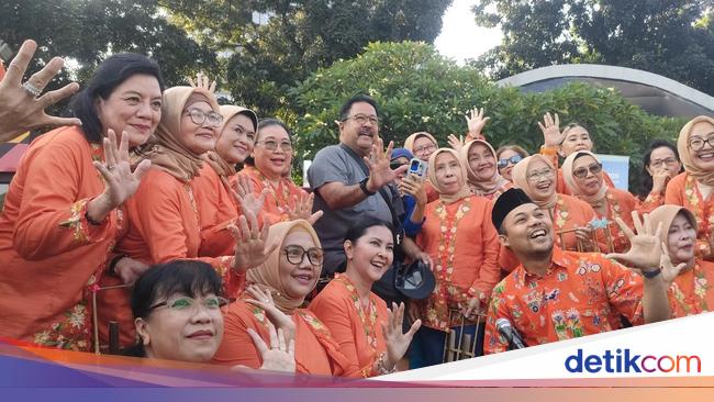 Rano Karno ke CFD Sudirman, Nikmati Pentas Musik Angklung Bareng Warga