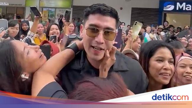Verrell Bramasta Dikerubungi Fans di Singapura, Sampai Sembunyi di Toilet