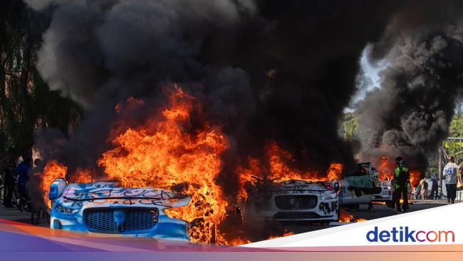 Kerusuhan Meletus di Los Angeles, Mobil Otonom Waymo Dibakar Massa