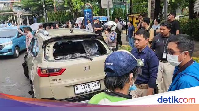 2 Mobil dan Motor Kecelakaan di Kuningan Jaksel, Pengendara Diamankan