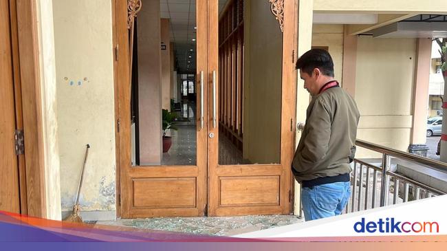 Pria Diduga ODGJ Ngamuk di Balai Kota Solo, Rusak 3 Mobil-1 Kaca Pintu