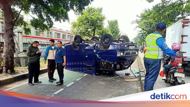 Mobil di Jaktim Tabrak Separator Jalan hingga Terbalik, 2 Orang Terluka