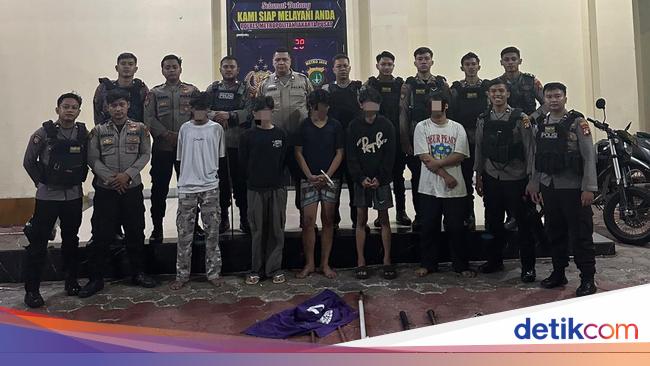 Polisi Tangkap 5 Pemuda Tawuran di Menteng Jakpus, Celurit-Gagang Besi Disita