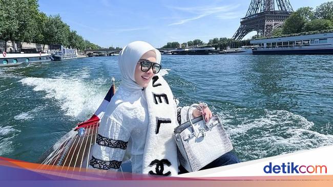 Potret Syahrini Cetar Membahana dengan Latar Menara Eiffel