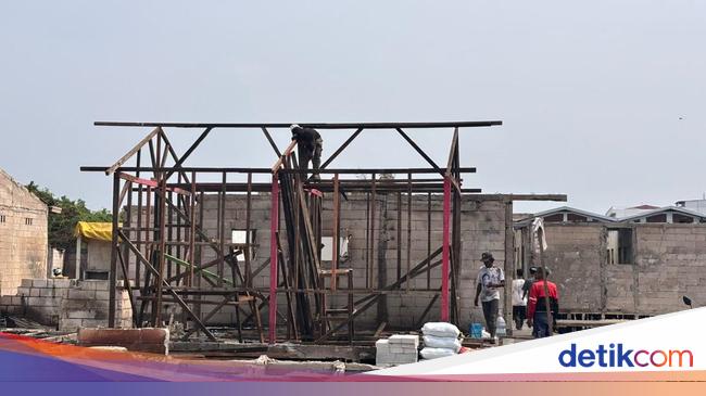 Warga Mulai Bangun Kerangka Bangunan di Lokasi Kebakaran Penjaringan